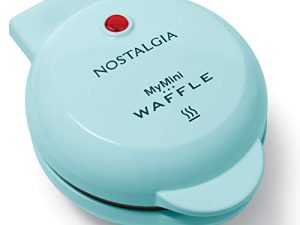 Nostalgia MyMini صانعة الوافل الكهربائية الشخصية ، سطح طهي 5 بوصات ، مكواة الوافل لهش براون ، توست فرنسي ، جبنة مشوية ، كاساديا ، براونيز ، كوكيز ، أكوا