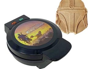 Star Wars Mandalorian Waffle Maker على شكل خوذة - أدوات مطبخ حرب النجوم ، هدية Mandalorian